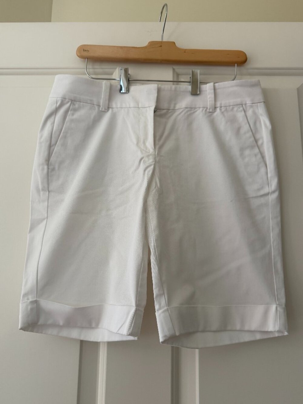 Ann Taylor White Boardwalk Shorts, Excellent Condition, Size 6P, Cotton Spandex